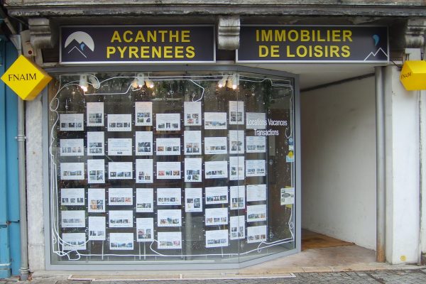 vitrine de l'agence acanthe joffre à Luchon location